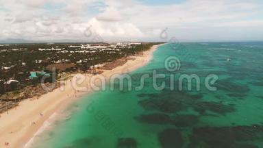 加勒比海热带海滩的空中景观。 在巴瓦罗<strong>度假</strong>区旅游<strong>度假</strong>.. 多米尼加共和国蓬塔卡纳。